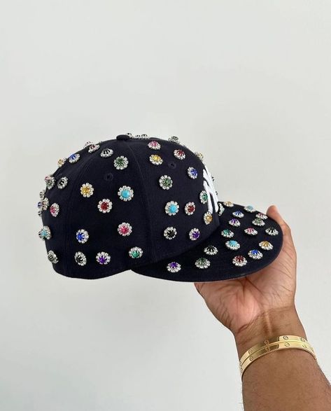 swarovski rhinestone yankee fitted by carlton yaito. Rhinestone Outfit Ideas, Rhinestone Aesthetic, Fitted Hats Aesthetic, Fitted Hat Outfit, Bedazzled Hat, Rhinestone Hats, Customized Hats, Arm Candies, Rhinestone Hat