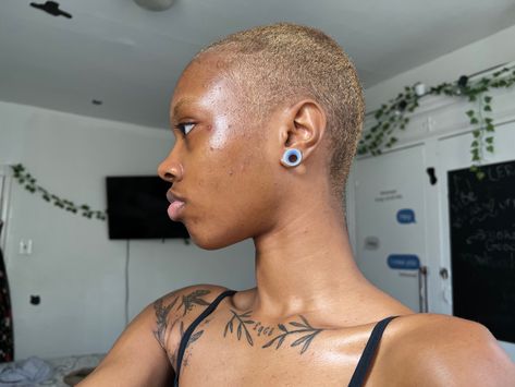 00g ear stretch & tattoos Stretched Ears Black Women, Ear Stretching Aesthetic, 00 Gauges In Ear, 00g Stretched Ears, Stretched Ears Aesthetic, Afro Goth, Ear Peircings, Ear Stretching, Cool Piercings