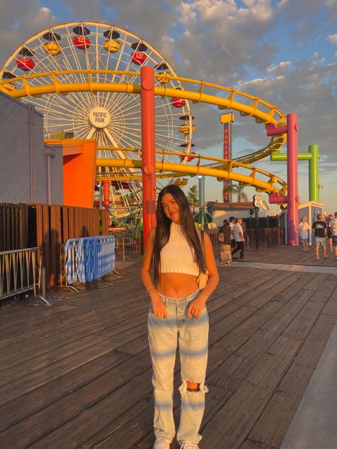 Santa Monica Picture Ideas, Santa Monica Pier Picture Ideas, Santa Monica Pier Outfit, Santa Monica Outfit, Santa Monica Pier Aesthetic, Santa Monica Pier Photoshoot, Los Angeles California Outfits, Pier Outfit, Santa Monica Aesthetic