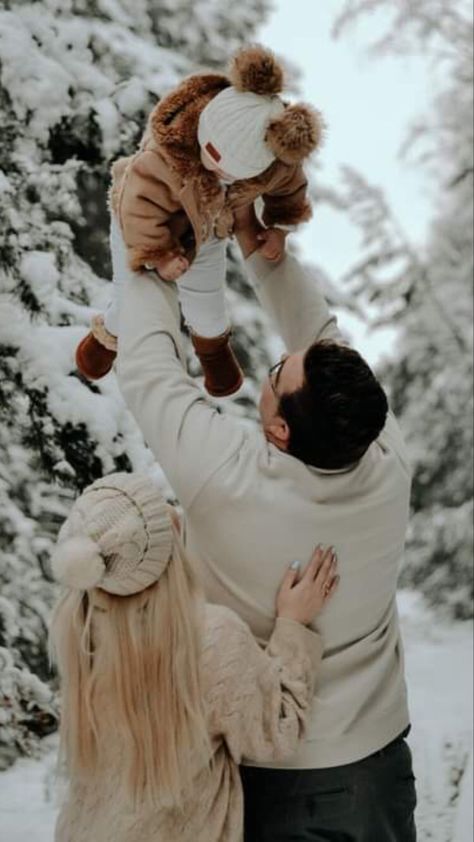 Ice Skating Family Photoshoot, Snow Pictures With Baby, Outside Family Picture Ideas Winter, Family Christmas Pictures In Snow, Family Winter Photoshoot Ideas, Snowy Photoshoot Family, Simple Christmas Card Photo Ideas, Winter Forest Family Photos, Winter Family Photos In Snow