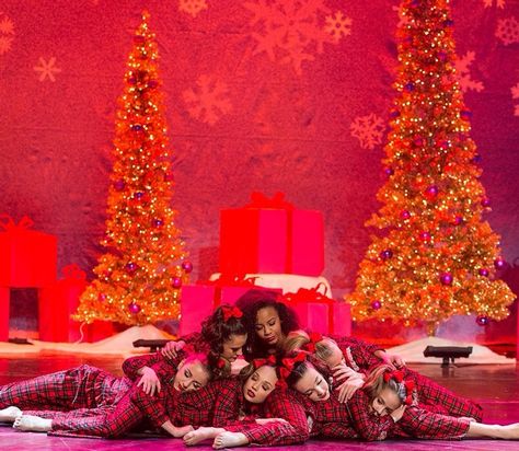 SNEAK PEEK @ the Dance Moms Christmas Special that will air on lifetime Dec. 10. Dance Moms Christmas, Dance Moms Season 3, Mackenzie Ziegler Dance, Maddie Z, Dance Moms Pictures, Christmas Dance, Special Pictures, Maddie Ziegler, Christmas Mom