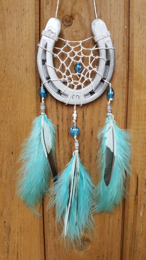 Horseshoe Dreamcatcher, Dreamcatcher Diy, Atrapasueños Diy, Horseshoe Crafts Projects, Koti Diy, Dream Catcher Patterns, Horseshoe Projects, Western Crafts, Dream Catcher Craft