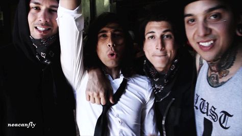 GIF Pierce the Veil http://static.tumblr.com/13e8070ba6fe709e1127cf998b358eef/rpp9lt7/9e9mnivkl/tumblr_static_tumblr_mfwr2vyy6l1s246yko1_500.gif Pierce The Veil Banner Gif, Pierce The Veil Gif, Pierce The Veil Banner, The Veil, Kellin Quin, Jaime Preciado, Tony Perry, Pop Punk Bands, Pierce The Veil