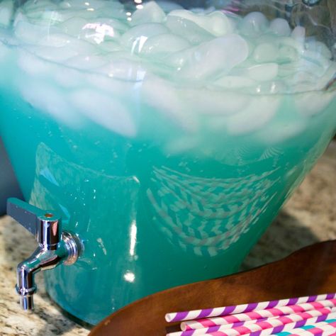 Whip up this easy and delicious Frozen Party Punch for your next Disney Frozen party! Frozen Party Punch, Frozen Punch, Frozen Birthday Party Ideas, Frozen Bday Party, Disney Frozen Birthday Party, Disney Frozen Party, Disney Frozen Birthday, Frozen Themed Birthday Party, Frozen Theme Party