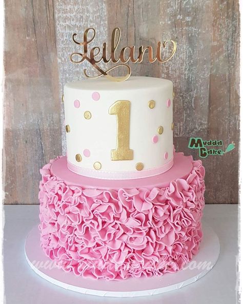 Just love this Pink and Gold Scrunch Ruffle 1st birthday cake. Individual scrunch ruffles placed on the bottom tier to create this fluffy effect. Teamed with white on the top tier with pink and gold spots and a Gold Number One. Leilani Gold Mirror Acrylic topper by Webster Enterprises. Pink And Gold 1st Birthday Cake, Cake Number One, Gold Cake Birthday, Pink First Birthday Cake, Pink And Gold Birthday Cake, Dq Cakes, Cake Number, Minnie Mouse Birthday Party Decorations