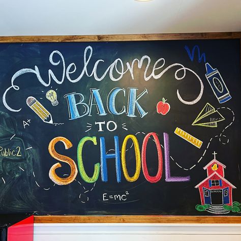 Daycare Chalkboard Ideas, Welcome Back To School Blackboard, Chalkboard Bulletin Board, Chalkboard School Art, Back To School Whiteboard Art, Welcome Back To School White Board, Whiteboard Welcome Sign, Welcome Back Chalk Art, Welcome Back Whiteboard Message