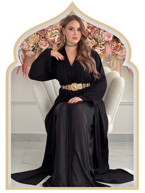 Moroccan Caftan Simple, Black Caftan, Caftan Simple, Morrocan Fashion, Moroccan Bride, Mode Kimono, Classy Dresses, Moroccan Fashion, Beautiful Pakistani Dresses