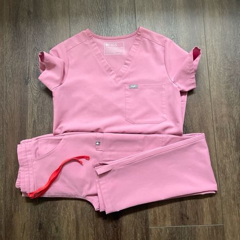 FIGS scrub set Pink Scrubs Aesthetic, Scrubs Aesthetic, Scrubs Women, Pink Scrubs, Oncology Nursing, Figs Scrubs, Uni Life, Nursing Assistant, Future Career