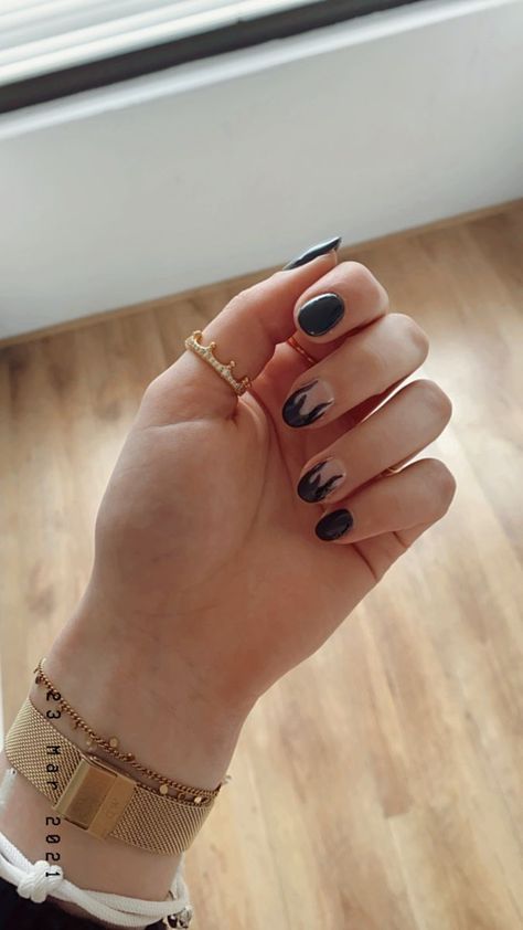 Gel lak, nail art, black flames, short nails Flames Nail Art, Aesthetic Nails Short, Nail Art Aesthetic, Nail Art Black, Gel Lak, Black Flames, Flame Nail Art, Black Gel Nails, Pearl Nail Art