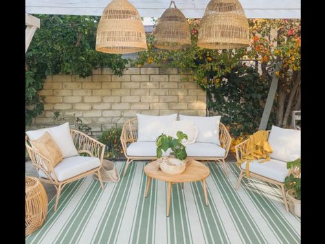 Outdoor Porch Ideas, Marble Bistro Table, White Shiplap Wall, Woven Furniture, Light Wood Floors, Chic Farmhouse, Fire Pit Patio, Colorful Plants, Outdoor Porch