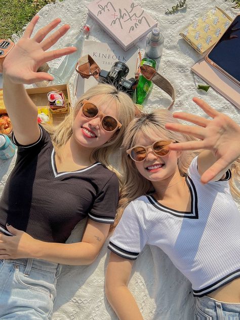 Picnic Photo Ideas Instagram, Picnic Photoshoot Ideas Friends, Friends Picnic Photoshoot, Picnic Pictures Friends, Selca Poses, Picnic Selfie, Picnic Photoshoot Friends, Sunny Day Pictures, Picnic Aesthetic Friends