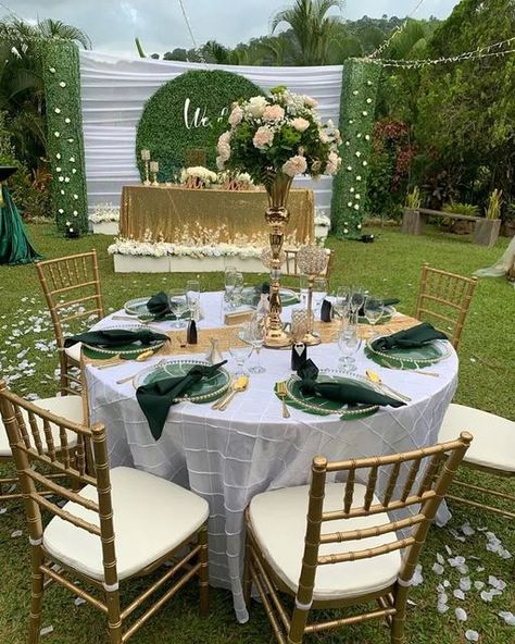 Green N Gold Wedding Ideas, Emerald Green Event Decor, Green And Gold Quinceanera Decorations, Emerald Green And Gold Outdoor Wedding, Green And Gold Wedding Table Decor, Emerald Green And Gold Reception Decor, Green Reception Decor, Emerald Green Table Decor Quince, Wedding Decorations Green And Gold