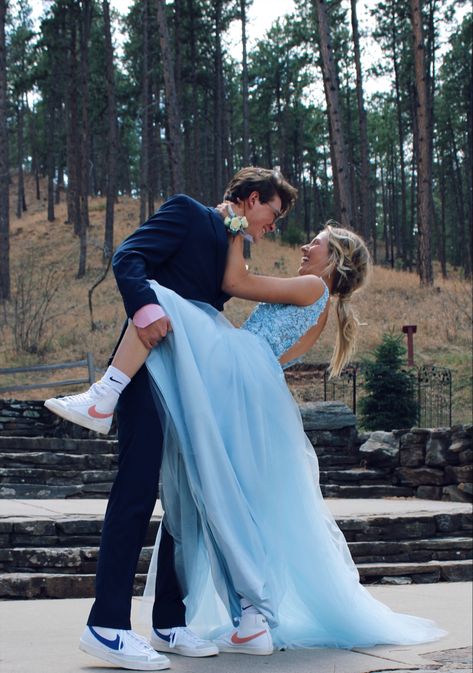 Blue Graduation Dress, Blue Graduation Dresses, Prom Pictures Couples, Prom Dress Blue, Prom Picture Poses, Homecoming Pictures, Prom Photoshoot, Prom Couples, Prom Photography