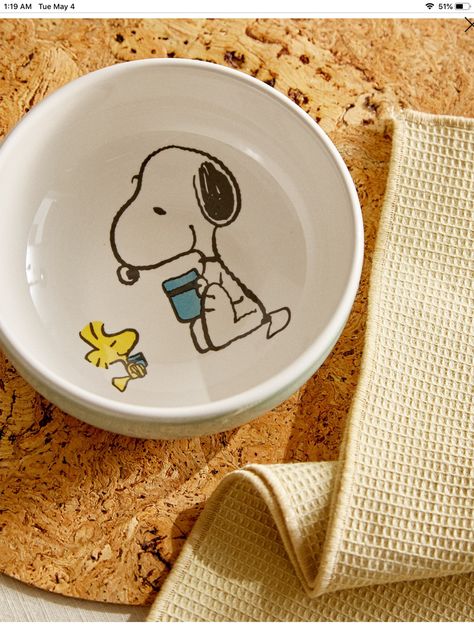 Snoopy Pottery Painting, Cermanics Ideas Aesthetic, Bowl Designs Painted, Snoopy Pottery, Painting Bowls, Painting Ideas Pottery, Snoopy Mug, Ceramic Cafe, Diy Pottery Painting