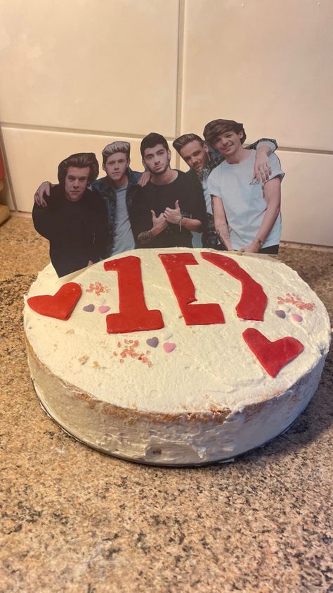 One direction birthday cake 1d Louis Tomlinson Harry styles Liam Payne Niall Horan Zayn Malik 1d Birthday Cake, One Direction Themed Party, One Direction Birthday Party, One Direction Birthday Cake, 1d Birthday, One Direction Birthday, One Direction Cakes, Harry Styles Birthday, One Direction Cake