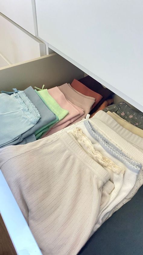 Organizing Ideas Drawers Clothes, Clothes Aesthetic Organization, Aesthetic Drawer Organization Clothes, Wardrobe Drawers Organisation, Organization Clothes Drawer, Dresser Organization Aesthetic, Dresser Drawers Organization, Organized Drawers Clothes Aesthetic, Shorts Drawer Organization