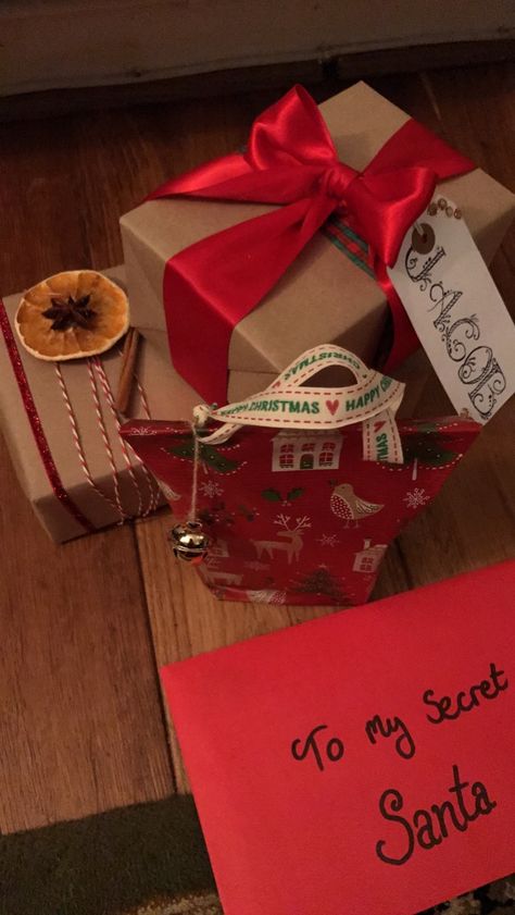 Secret Santa With Friends, Secret Santa Party Ideas, Secret Santa Aesthetic, Christmas Secret Santa Ideas, Secret Santa Themes, Christmas Hangout, Secret Santa Note, Secert Santa, Secret Santa Party