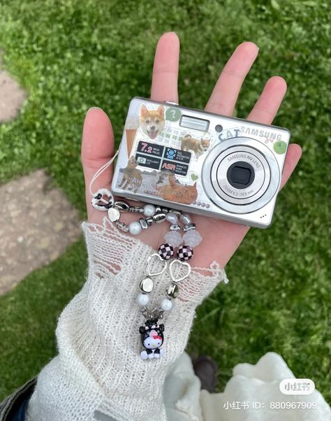 electronic / camera inspo —— product is samsung L730 camera Camcorder Decorated, Portable Camera Aesthetic, Samsung Camera Aesthetic, Digital Camera Charm, Compact Camera Aesthetic, Vintage Cameras Aesthetic, Asthetic Cameras, Digital Camera Decorations, Digital Camera Decor