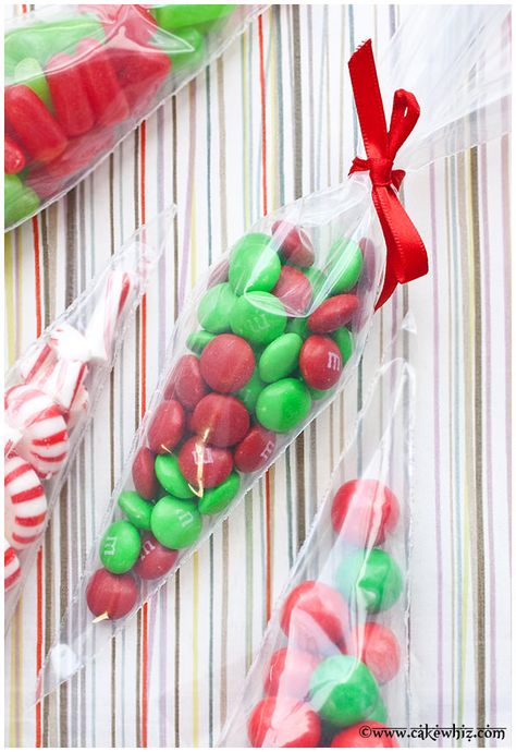 Christmas candy cones – Tip Junkie Christmas Sweet Cones, Sweetie Cones, Candy Wrapping, Christmas Food Treats, Christmas Candy Gifts, Candy Cone, Easy Homemade Gifts, Best Christmas Recipes, Sweet Cones