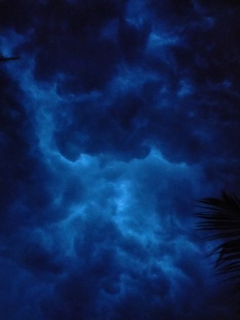 the sky in the evening is scary but beautiful Scary Blue Aesthetic, Blue Creepy Aesthetic, Scary Backgrounds Aesthetic, Canva Background, Blue Bg, Spooky Background, Scary Backgrounds, Scary Photos, Haunting Beauty