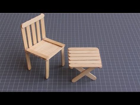 Dollhouse Popsicle Sticks, Miniature Chair Diy, Popsicle Stick Chair, Popsicle Stick Craft, Origami Table, Dollhouse Furniture Diy, Diy Popsicle Stick Crafts, Miniature Table, Sticks Furniture