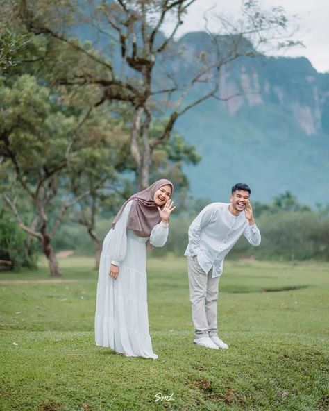 Nature Prewedding Photoshoot, Priweding Photos Outdoor, Ide Prewedding Outdoor, Prewedding Piknik, Prawedding Konsep Outdoor, Konsep Prewedding Outdoor, Pose Prewedding Outdoor, Ide Foto Prewedding, Prewedding Outfit Ideas