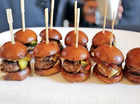 Photos from How to Host an A-List Awards Show Party - E! Online Hollywood Party Food, Old Hollywood Party, Hollywood Food, Kobe Beef, 50th Birthday Party Decorations, Beef Sliders, Wolfgang Puck, Singapore Food, Celebrity Chef