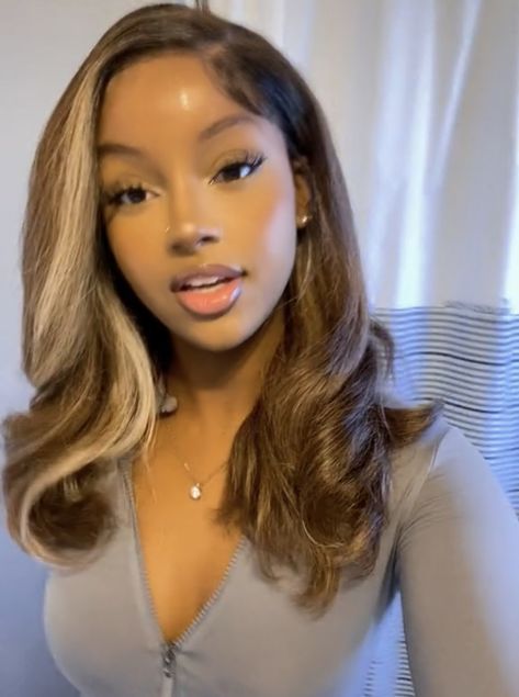 Tyra Banks Blonde Hair, Light Hair Black Women, Hair For Prom Black Women, Short Layered Wig, Blonde Strands In Front Of Hair, Dark Blonde Hair Black Women, Black Women Honey Blonde Hair, Black Woman Hairstyle Ideas, Honey Blonde Black Women