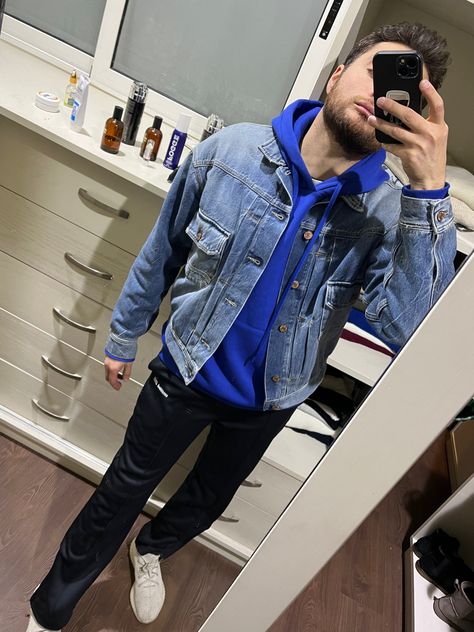 Oversize denim jacket, jack&johns, royal blue hoodie, zara, black sweatpants, zara, fashion, trendy, style, men fashion @zaraofficial @jackandjonestm @yeezyCenter Denim Winter Outfit, Hoodie And Jacket, Hoodie Zara, Royal Blue Hoodie, Oversize Denim Jacket, Jack Johns, Zara Fashion, Black Sweatpants, Blue Hoodie