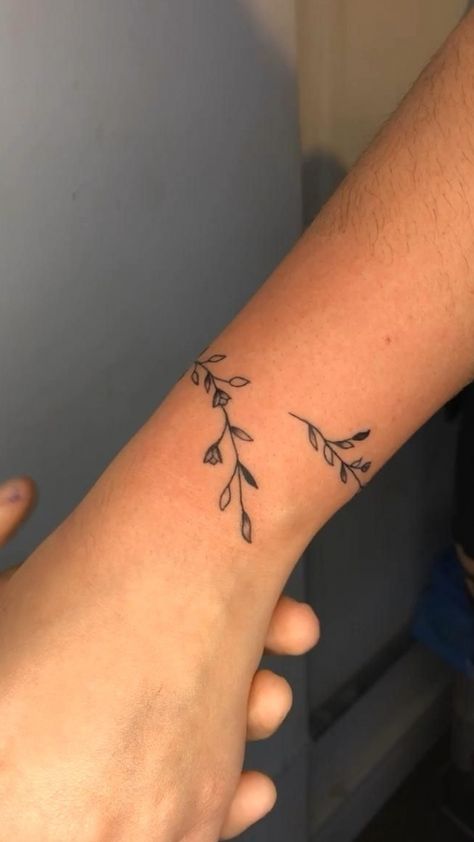 Tato Minimal, Tattoo Plant, Tato Henna, Inspiration Tattoos, Wrist Tattoos For Women, Stylist Tattoos, Classy Tattoos, Discreet Tattoos, Dainty Tattoos