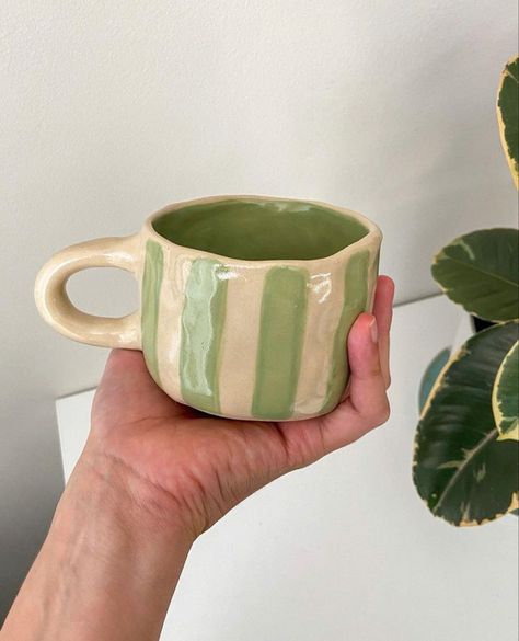 Ceramic Pottery Cup Ideas, Mug Inspo Pottery, Mug Clay Diy, Mugs Hand Painted, Green Ceramic Mug, Pottery Mugs Painting Ideas, Pottery Painting Ideas Green, Mug Clay Ideas, Ceramics Ideas Pottery Mug