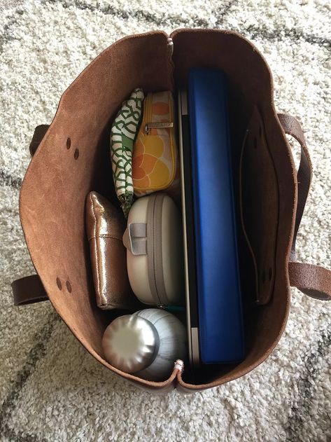 Medical Student Bag Essentials, Med School Bag, Medical School Bag, Future Dietitian, Student Essentials, What's In My Bag, Medical School Essentials, Medicine Bag, In My Bag