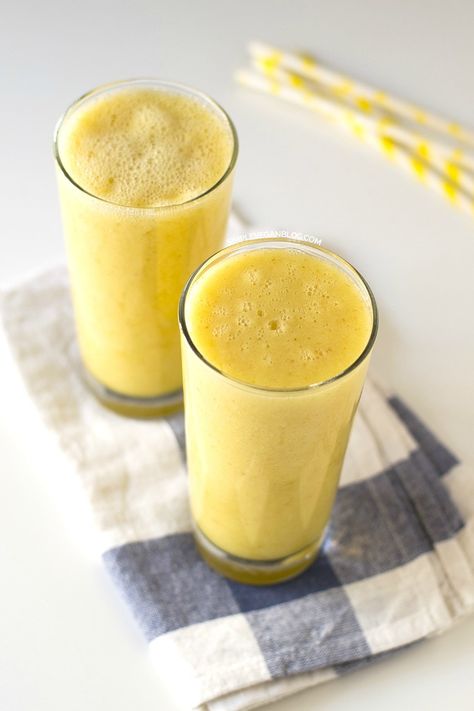 Ready in less than 5 minutes, this tasty smoothie is made with pineapple, cucumber, lemon, and dates! This quick and easy morning treat is great for an on-the-go breakfast. Yellow Smoothie, Crunches Challenge, Detox Waters, Chopped Pineapple, Full Body Detox, Natural Detox Drinks, Detox Water Recipes, Detox Drinks Recipes, Best Detox