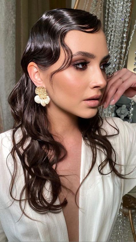 Wet Hair Glam Look, Fashion Shoot Hairstyles, Wet Hair Wedding Look, Runway Fashion Hairstyles, Fashion Editorial Hairstyles, Wet Hair Look Fashion Editorial, Wet Hair Trend, 2023 Red Carpet Makeup, Wet Style Hairstyles