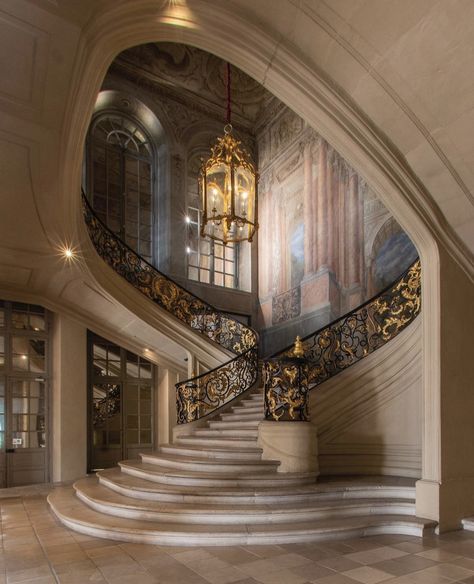 Big Staircase Grand Entrance, Royal Stairs, Double Staircase Foyer, Big Staircase, Old Mansion Aesthetic, Mansion Stairs, Dramatic Staircase, Italian Mansion, Royal Interior