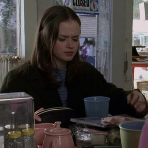 Rory Gilmore Pilot, Be Rory Gilmore, Movies Icon, Gilmore Girls Lane, Emma Core, Rory Gilmore Style, Gilmore Girls Outfits, I Smell Snow, Sitting Table