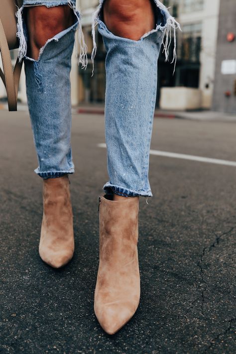 Fashion Jackson Wearing Boyish Ripped Jeans Nine West Tan Suede Stiletto Booties Western Booties Outfit, Suede Ankle Boots Outfit, Suede Booties Outfit, Fall Style Aesthetic, Ankle Booties Outfit, Necklace Layering Gold, Suede Boots Outfit, Minimalist Gold Necklace, Tan Suede Boots