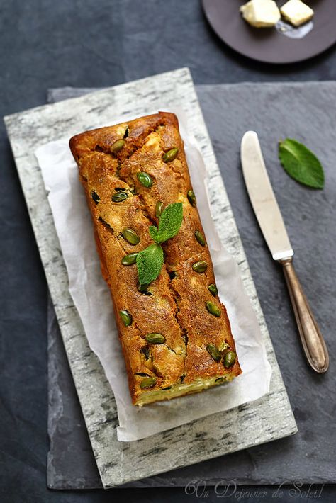 Cake aux courgettes et à la feta Cake Courgette Feta, Cake Courgette, Baked Salmon, Savoury Cake, Bread Baking, Amazing Food, Finger Foods, Summer Recipes, Feta