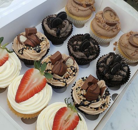 Muffin Business Ideas, Baking Business Aesthetic, Chocolate Cupcake Decoration, Cupcakes Photography, Cupcake Tattoo, Kue Macaroon, Cupcake Chocolate, Cupcake Decorating Tips, Cupcake Decoration