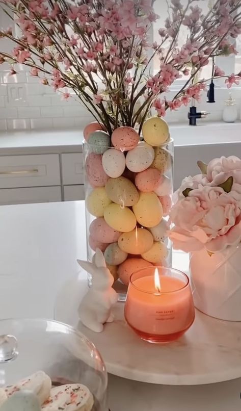 Easter Dinning Room Table, Easter Window Boxes Ideas, Spring Indoor Decor, Easter Bathroom Decor Ideas, Easter Buffet Decor, Spring And Easter Decorating Ideas, Easter Bathroom Decor, Spring Interior Decor, Easter Table Centerpiece Ideas