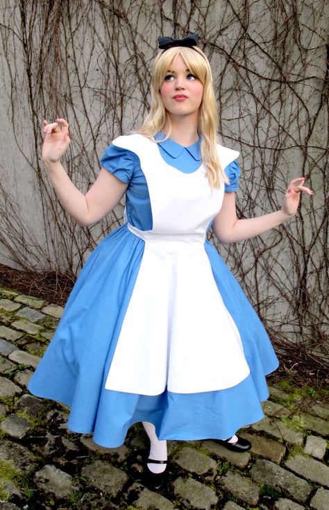 Sakuracon2011_Alice07_sm                                                                                                                                                                                 More Alice In Wonderland Outfit, Alice Costume, Alice Cosplay, Alice In Wonderland Dress, Wonderland Dress, Costume Disney, Rabbit Costume, Alice In Wonderland Costume, Book Week Costume