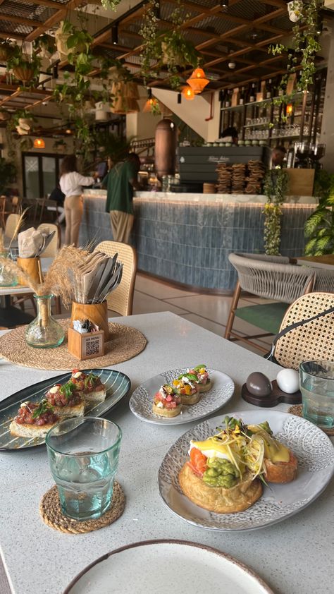 Breakfast In Restaurant Aesthetic, Restaurant Lunch Aesthetic, Dubai Cafe Aesthetic, Brunch Aesthetic Restaurant, Lunch Aesthetic Instagram, Breakfast Restaurant Aesthetic, Brunch Luxury, Cafes In Dubai, Breakfast In Dubai