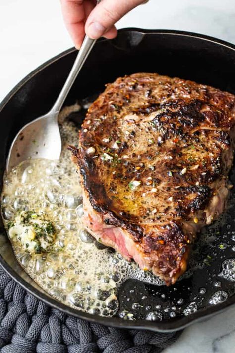 Cast Iron Flank Steak, Cast Iron Skillet Steak, Sirloin Steak Recipes, Herbed Butter, Cast Iron Steak, Steak Dinner Recipes, Dry Aged Steak, Skillet Steak, Ribeye Steak Recipes