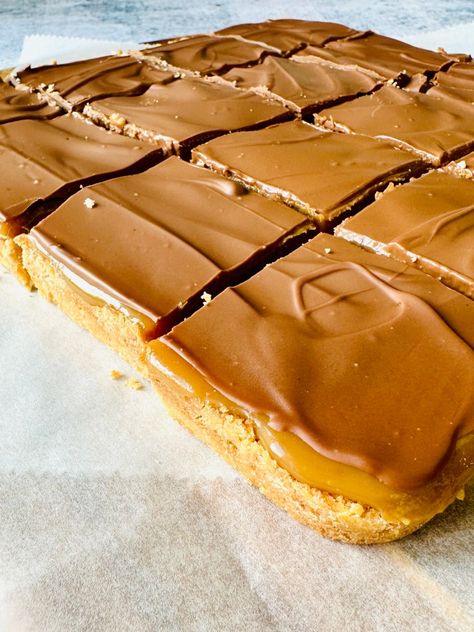 The Best Millionaire’s Shortbread - Best Recipes UK Shortbread Recipe Uk, Baking Recipes Uk, The Best Toffee Recipe, Biscuit Recipes Uk, Chocolate Traybake, Millionaire Shortbread Recipe, Traybake Cake, Caramel Squares, Millionaires Shortbread