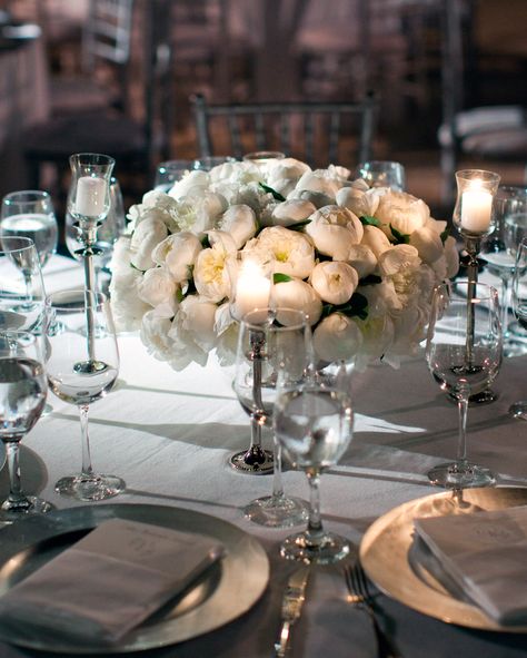 White Peonies Centerpiece, Martha Stewart Weddings Flowers, Peonies Wedding Centerpieces, Classic Wedding Centerpieces, White Wedding Centerpieces, Peonies Centerpiece, All White Wedding, Peony Wedding, Elegant Dinner