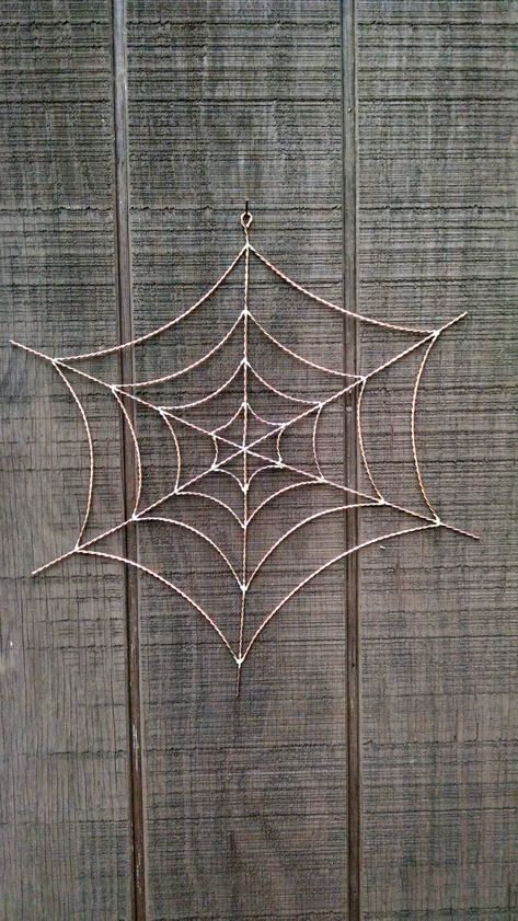 Wire Spider Web, Wire Halloween Decor, Wire Spider Web Diy, Wire Wrapped Spider Web, Spiderweb Macrame, Wire Cobweb, Spider Web Vase Diy, Diy Spider Web Yarn, Barbed Wire Decor