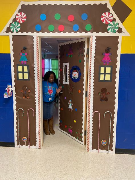 Christmas Door Decorating Contest Gingerbread House, Ginger Bread House Door Ideas, Gingerbread Theme Classroom Door, Ginger Bread House Classroom Door, Fun Christmas Door Decorating Ideas, Diy Gingerbread Door Decorations, Simple Gingerbread House Decoration, Gingerbread School Door, Teacher Christmas Door Decorations