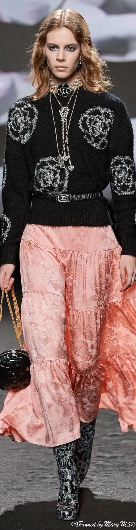 Chanel Fall 2023, Chanel Knitwear, Coco Chanel Style, Chanel 2022, I Can Buy Myself Flowers, Women's Runway Fashion, Buy Myself Flowers, Chanel Resort, Chanel Brand