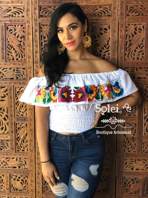 Floral Embroidered Top For Navratri, Traditional Summer Fiesta Top, Traditional Floral Embroidered Tops For Fiesta, Mexican Theme Party Outfit, Off Shoulder Mexican Blouse, Traditional Embroidered Top For Fiesta, Blusas Crop Top, Mexican Blouse, Fiesta Outfit