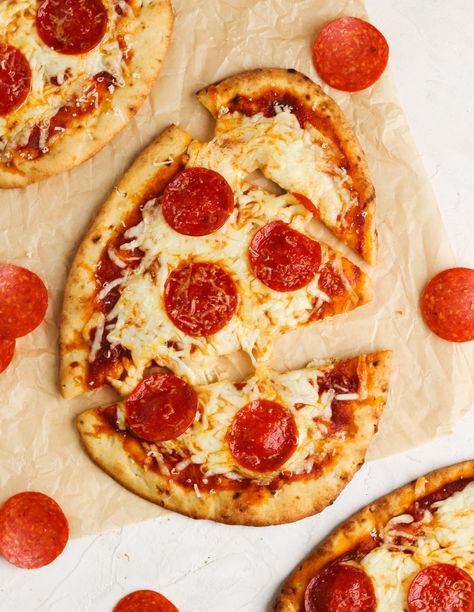 Naan Pepperoni Pizza, Pepperoni Flatbread, Pepperoni Pizza Recipe, Sausage Flatbread, Flat Pizza, Garlic Naan Bread, Naan Bread Pizza, Pepperoni Recipes, Pizza Recipes Pepperoni